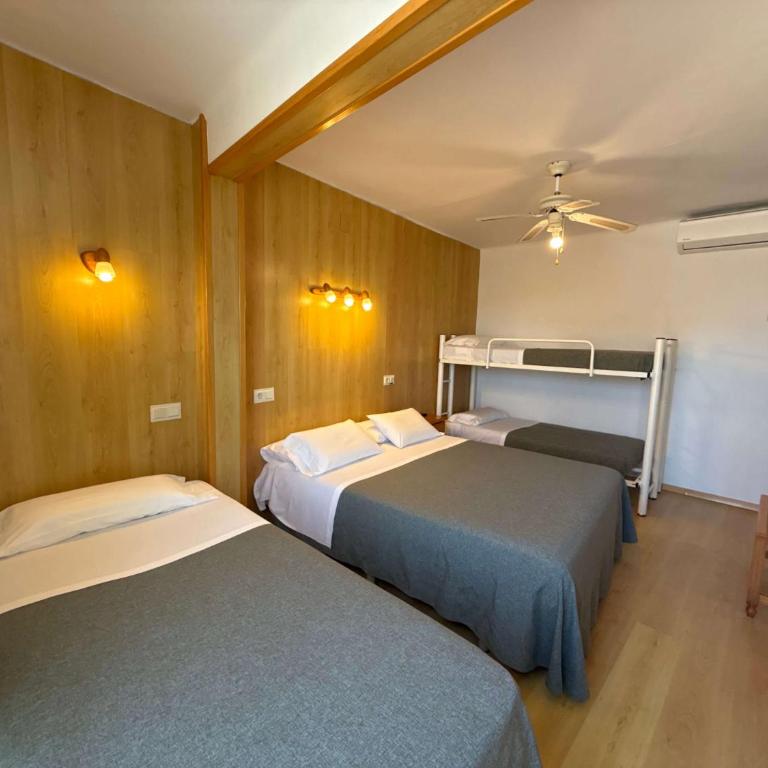 Hostal ROM Familiar - Habitación Familiar con terraza - 4