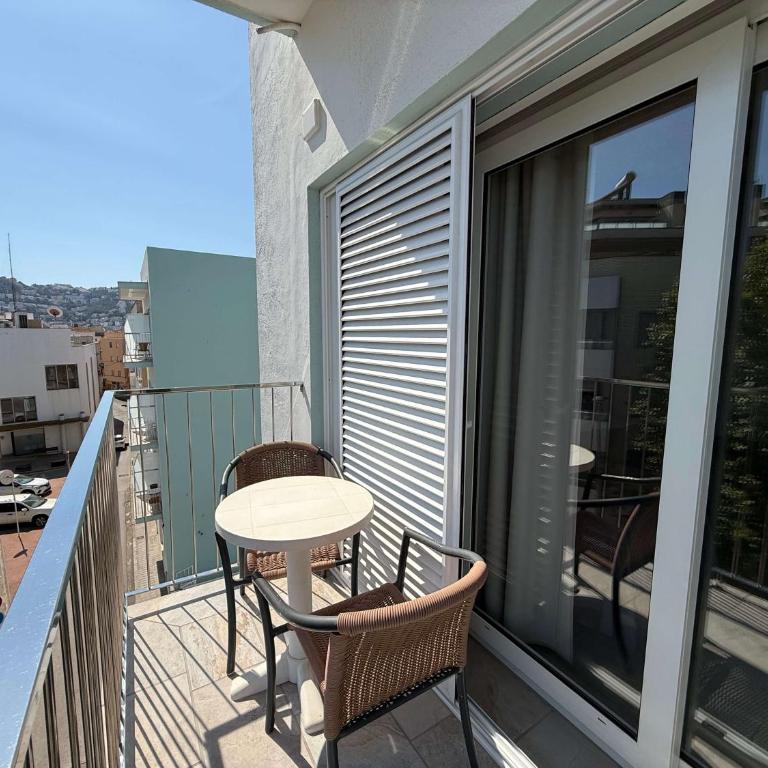 Hostal ROM Familiar - Habitación Doble con balcón - 1 o 2 camas - 9