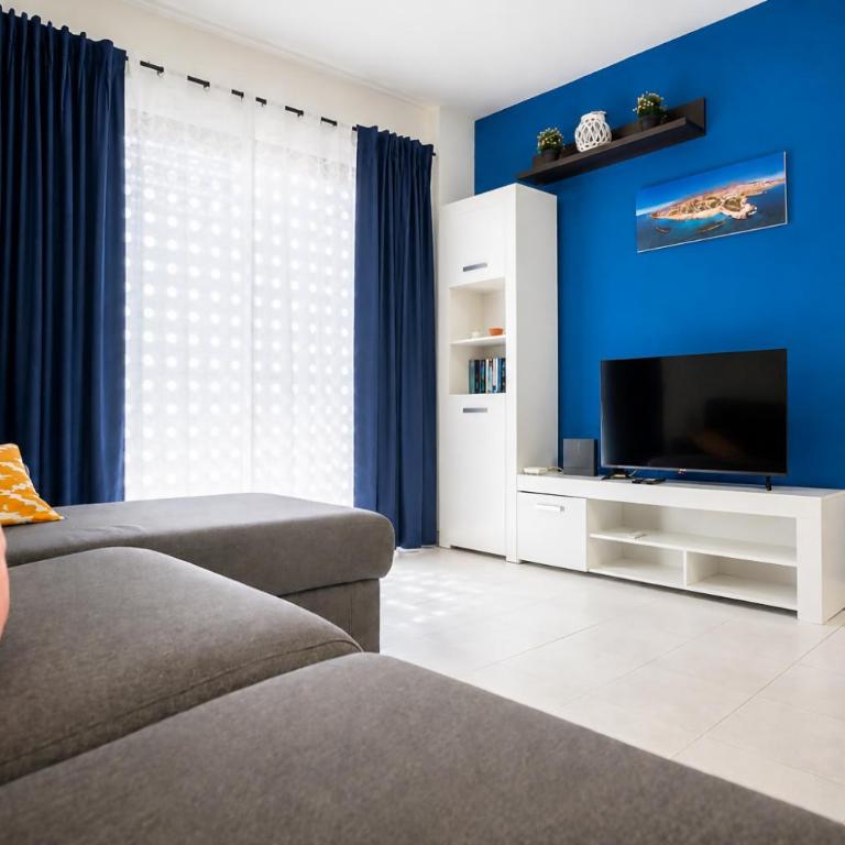 Ático con vistas al mar en el centro de La Caleta - Apartamento de 1 dormitorio - 4