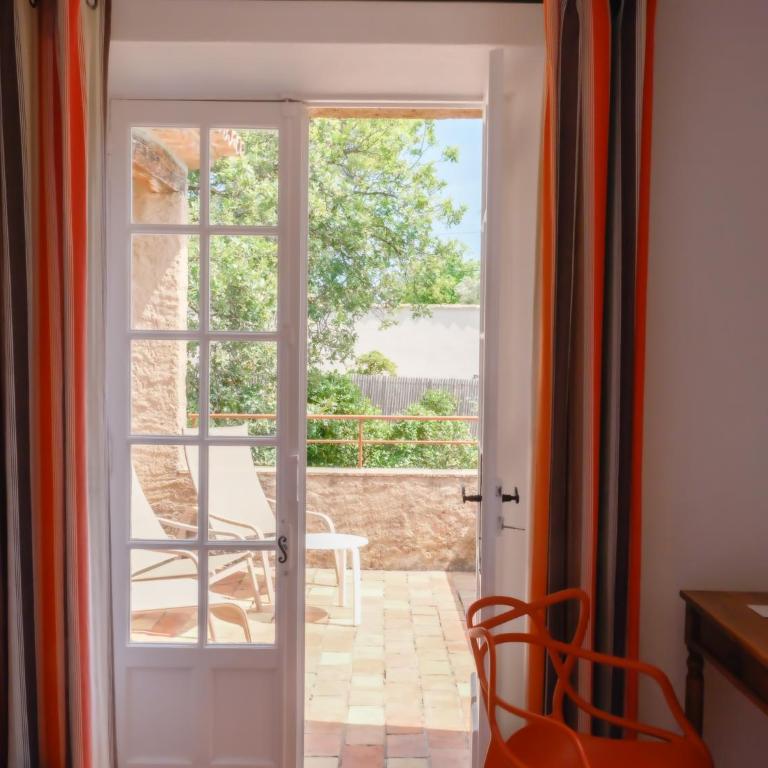 Hôtel La Figuière - Two-Bedroom Apartment with Balcony with Garden View - 3