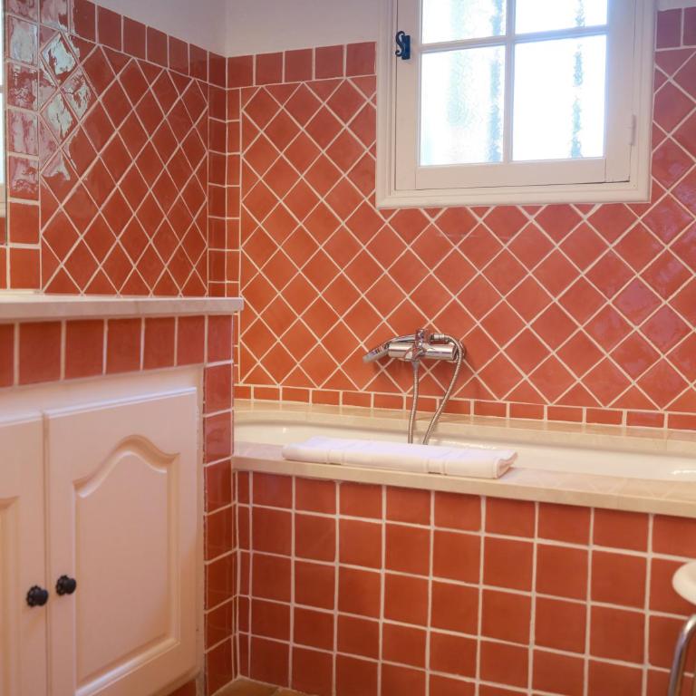 Hôtel La Figuière - Two-Bedroom Apartment with Balcony with Garden View - 8