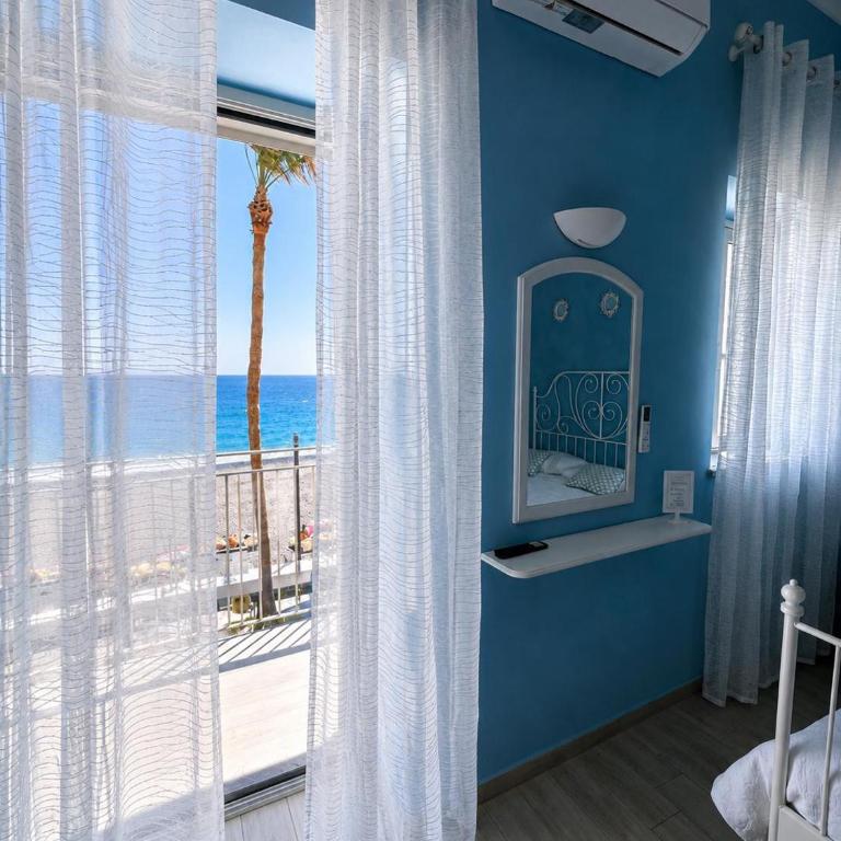 Ciao Ciao Rooms - Camera Matrimoniale con Balcone e Vista Mare - 2