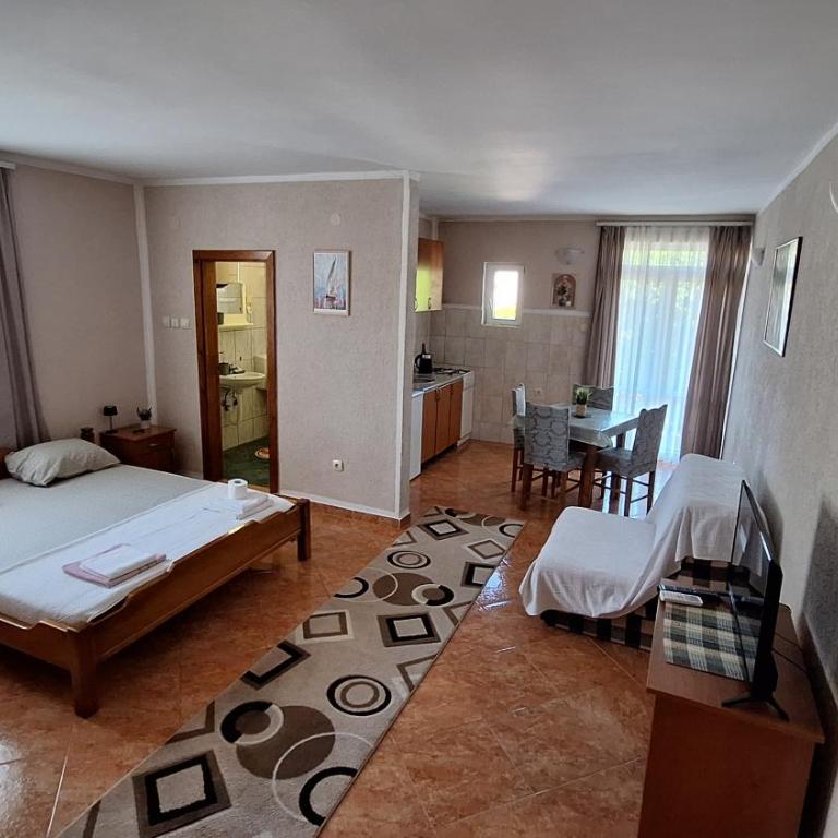 Ivanovic Family Studio Apartments - King Studio with Sofa Bed - 1