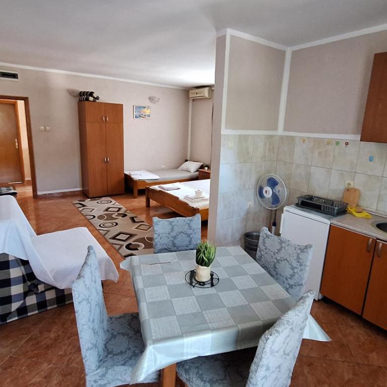Ivanovic Family Studio Apartments - King Studio with Sofa Bed - 7