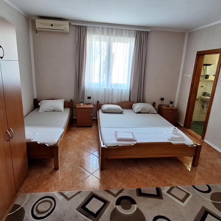 Ivanovic Family Studio Apartments - King Studio with Sofa Bed - 2