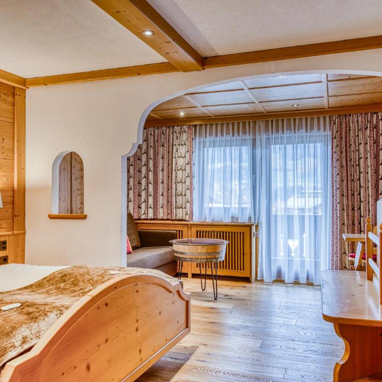 Hotel Alpenstolz - Culinary Hideaway Stubai - Familienzimmer mit Doppelbett - 2