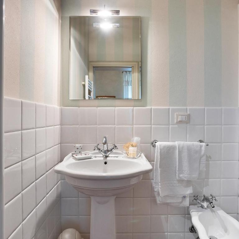Villa Lombardi Camaiore - Standard Zimmer mit Queensize-Bett - 9