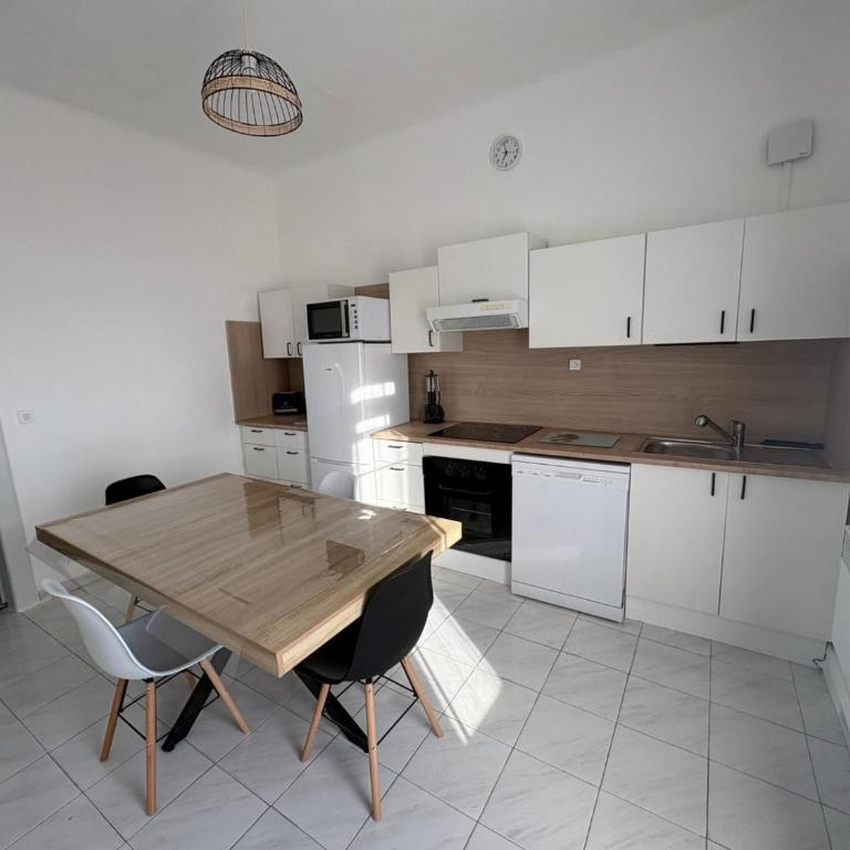 Lestanot de Balaruc - Charmant appartement de 65m2 avec 2 chambres en RDC et un jardin de 45m2 - A proximité de parkings gratuits et commerces - Appartement 2 Chambres - 4