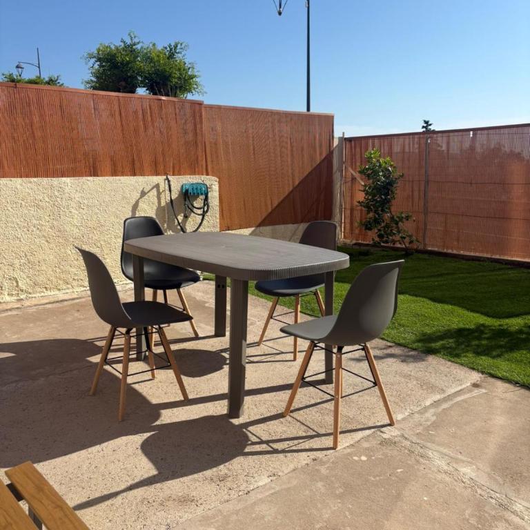 Lestanot de Balaruc - Charmant appartement de 65m2 avec 2 chambres en RDC et un jardin de 45m2 - A proximité de parkings gratuits et commerces - Appartement 2 Chambres - 3