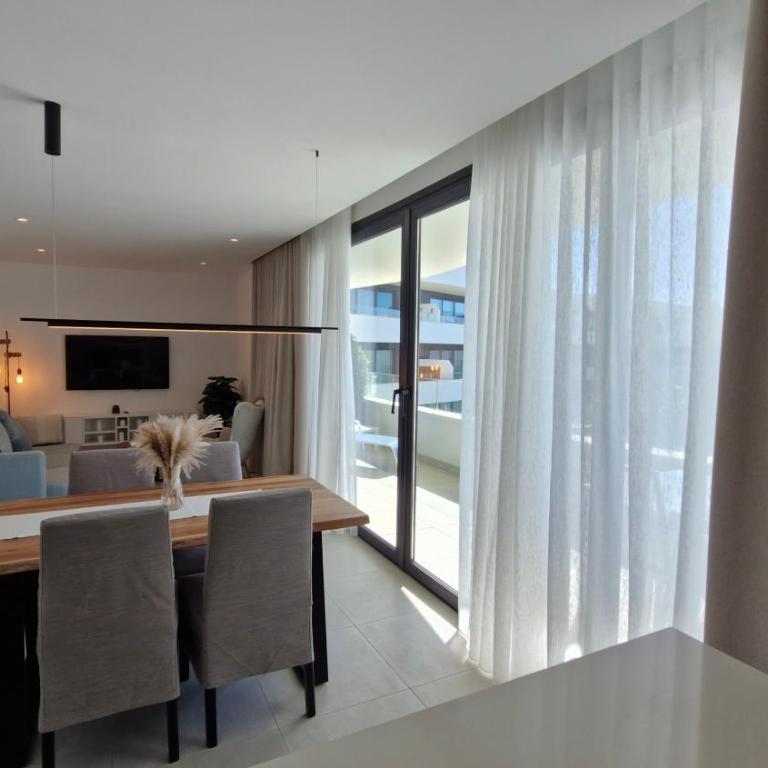 Mara's Apartments Higuerón West - Premium Dual Apartment - Four-Bedroom Apartment with Balcony - 21