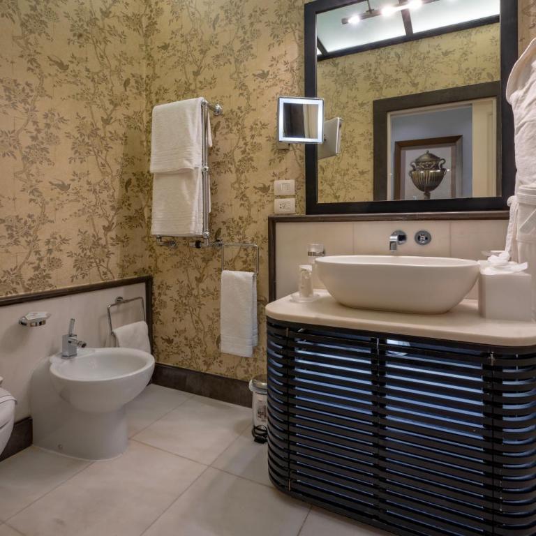 San Firenze Suites & Spa - Camera Deluxe - 13