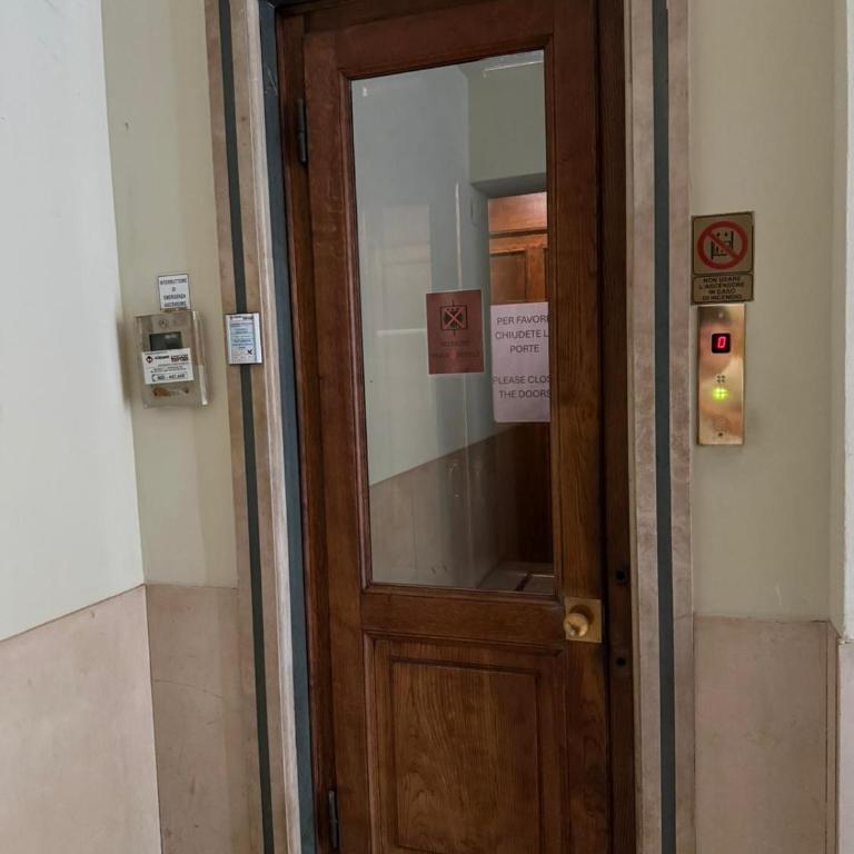 Centro - doppia in casa d'artista - Camera Doppia con Letti Singoli con Bagno Privato - 8