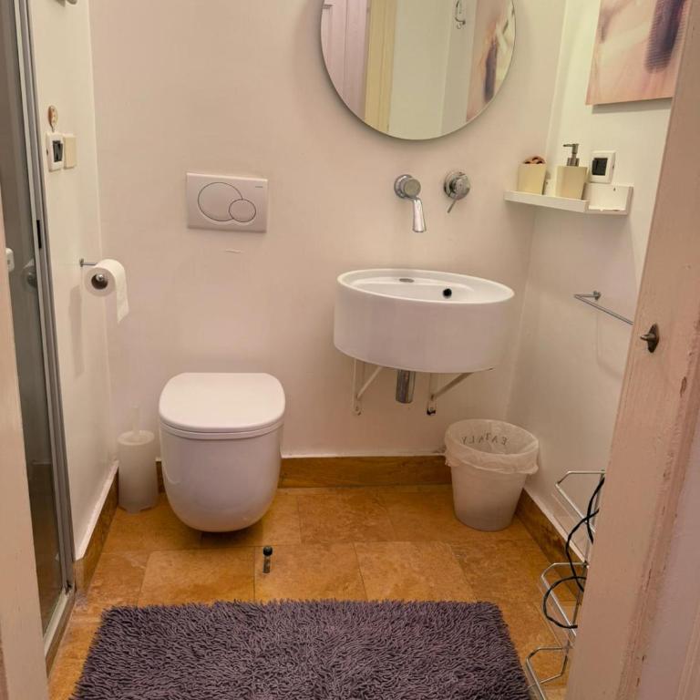 Centro - doppia in casa d'artista - Camera Doppia con Letti Singoli con Bagno Privato - 4