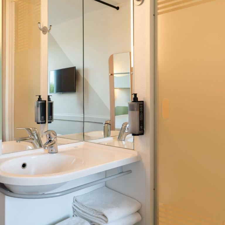 ibis budget Tours Nord - Chambre 2 Lits Simples + 1 Lit Superposé - 3