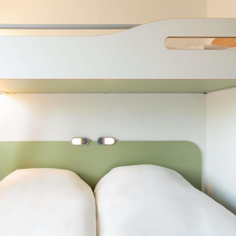 ibis budget Tours Nord - Chambre 2 Lits Simples + 1 Lit Superposé - 4