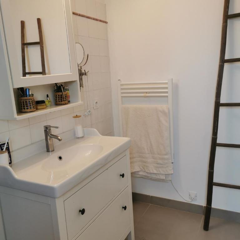 Maison contemporaine avec piscine dans la verdure - Villa 1 Chambre - 20