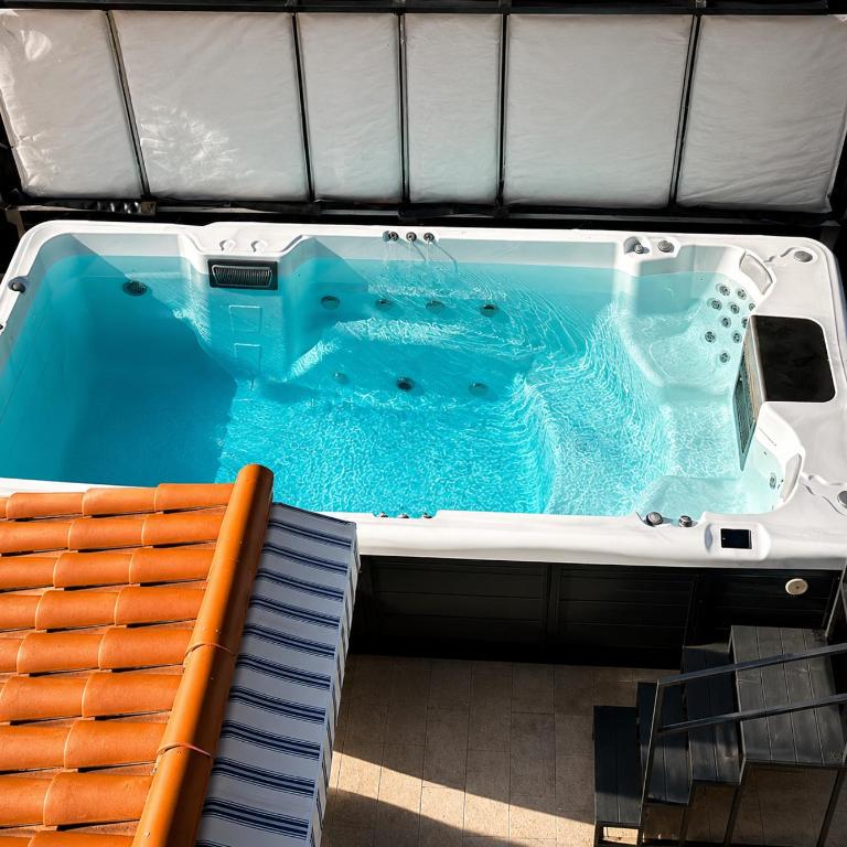 Piscine Jacuzzi Privée Chauffée, Terrasse et Garage à Nice - Appartement 2 Chambres - 3