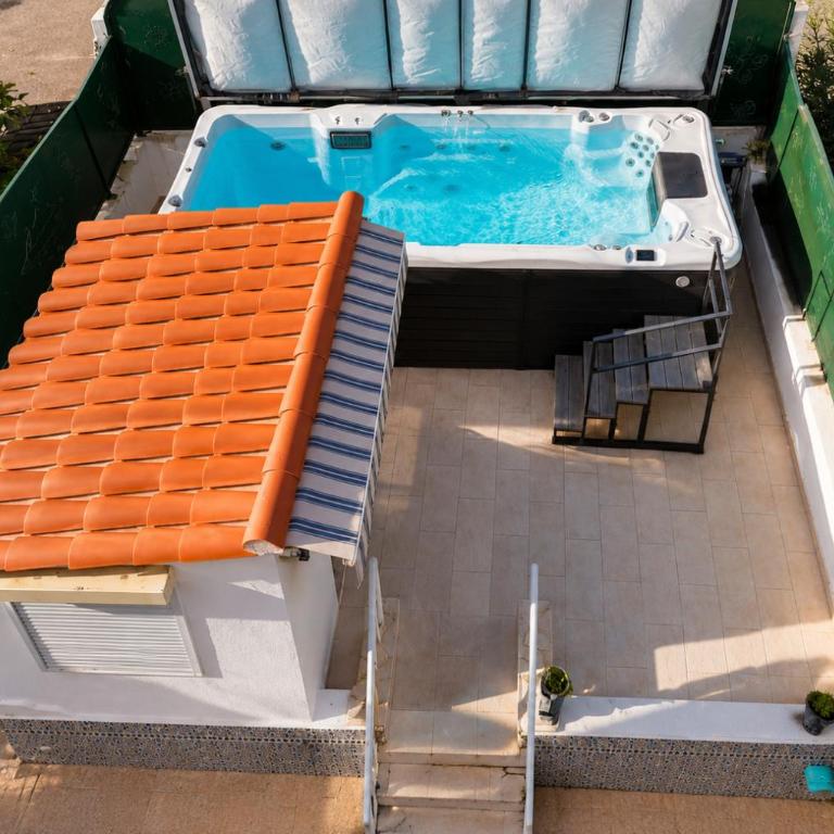 Piscine Jacuzzi Privée Chauffée, Terrasse et Garage à Nice - Appartement 2 Chambres - 2