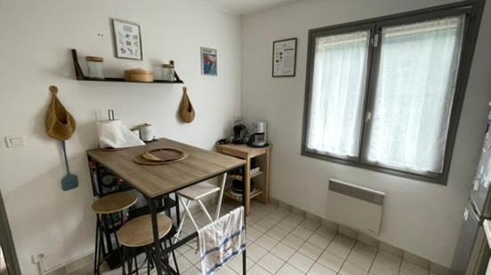 Maison 8 personnes - 3 mn du centre d'AX, Barbecue, Randos, Thermes - Haus mit 4 Schlafzimmern - 52