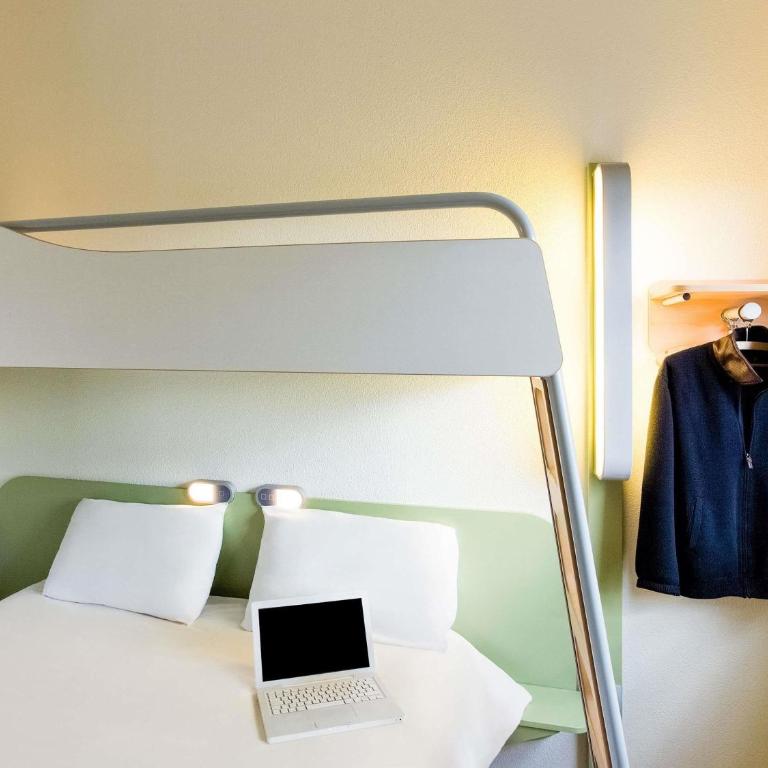 Ibis Budget Marseille Valentine - Chambre Triple avec Lit Double et Lit Simple Superposé - 1