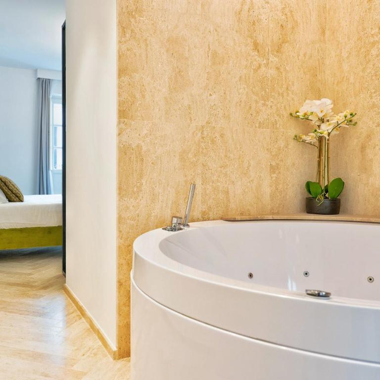Marmori Suites Cagliari - Camera Queen con Vasca Idromassaggio - 2