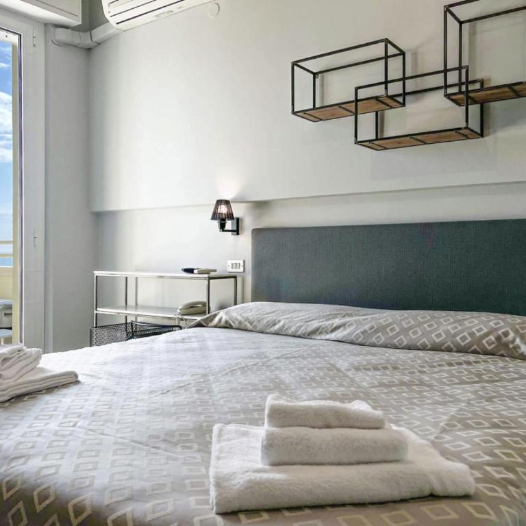 Hotel Brig Fronte Mare Nuova Gestione - Deluxe Quadruple Room with Sea View - 6