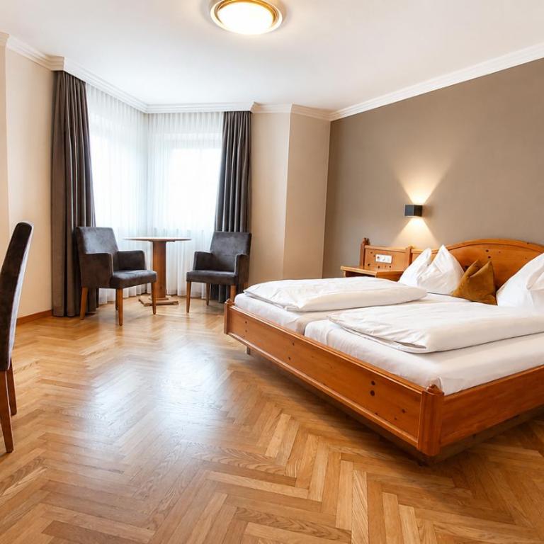 Landhotel Drei Eichen - Kleines Doppelzimmer mit Blick auf die Straße. - 7