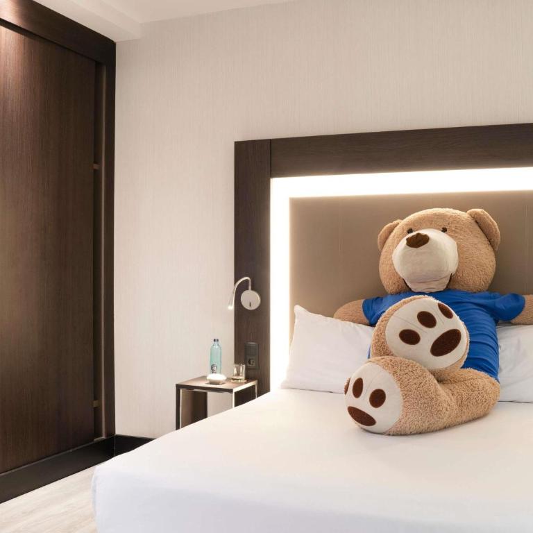 Novotel Madrid Center - Standard Room with double bed and Two people sofa - 3