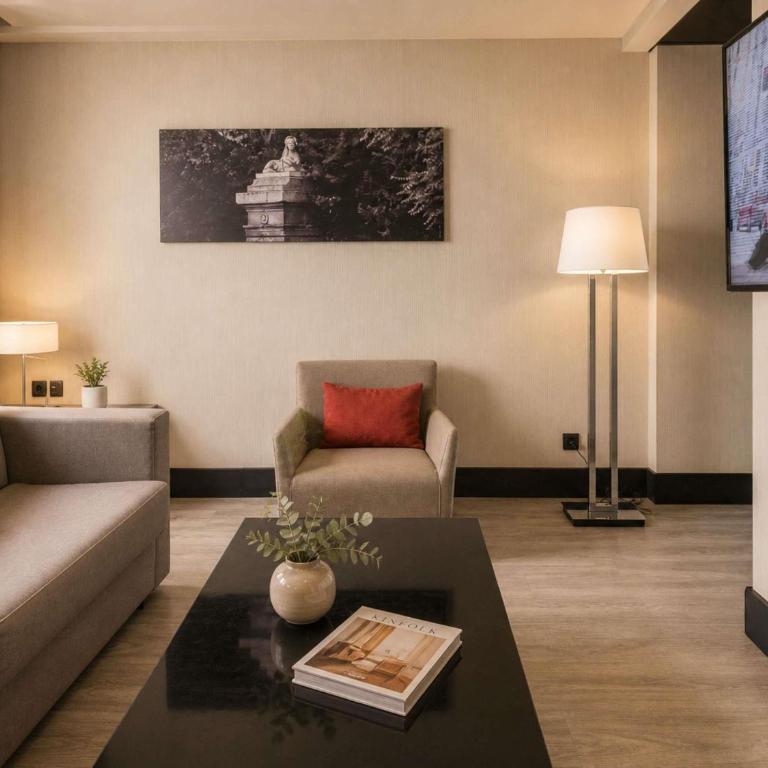 Novotel Madrid Center - Executive Queen Room with Lounge Area - 7
