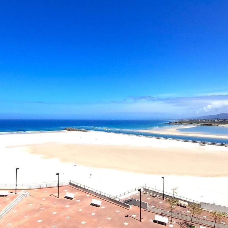 Primera línea con vistas al mar, piscina y parking - Three-Bedroom Apartment - 1
