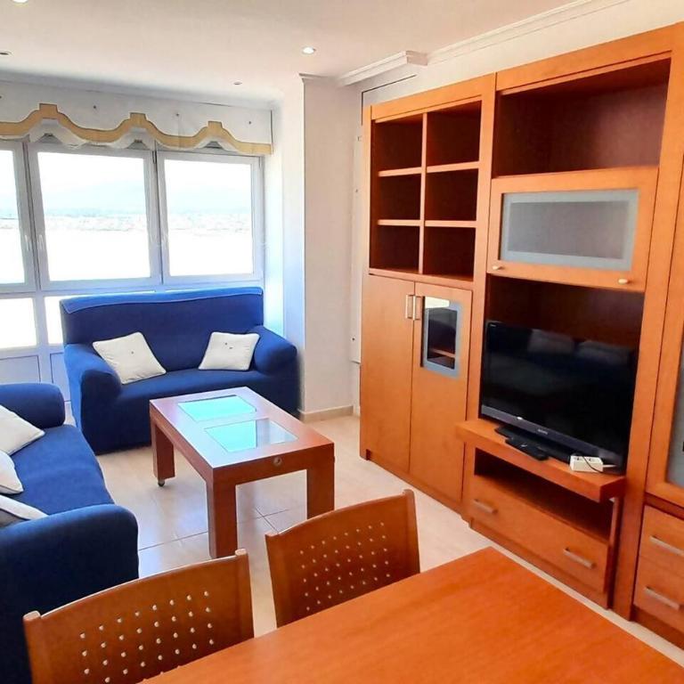 Primera línea con vistas al mar, piscina y parking - Three-Bedroom Apartment - 3