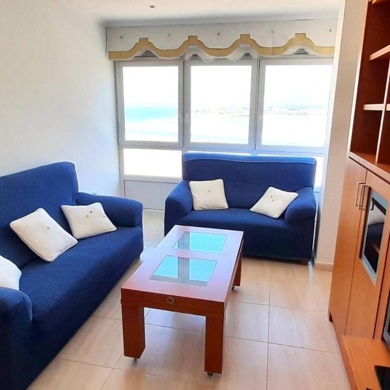 Primera línea con vistas al mar, piscina y parking - Three-Bedroom Apartment - 6
