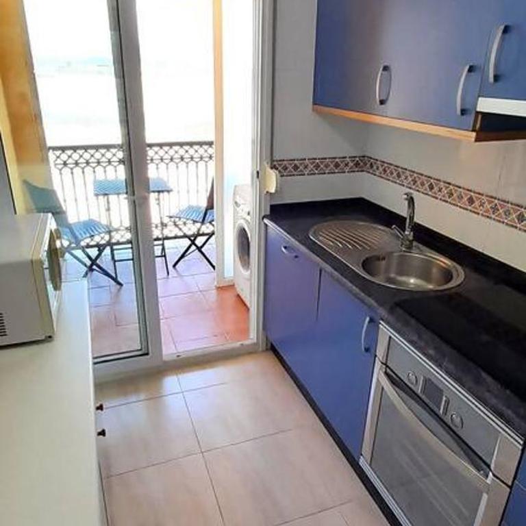 Primera línea con vistas al mar, piscina y parking - Three-Bedroom Apartment - 15