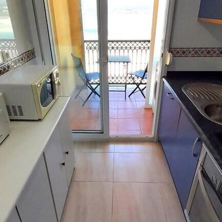 Primera línea con vistas al mar, piscina y parking - Three-Bedroom Apartment - 19