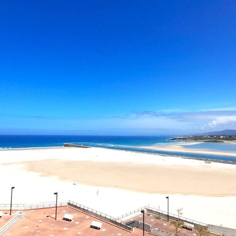 Primera línea con vistas al mar, piscina y parking - Three-Bedroom Apartment - 22