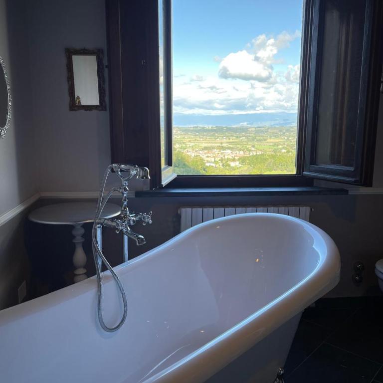 Dimora Sotto la Rocca - Camera Familiare con Bagno in Comune - 5