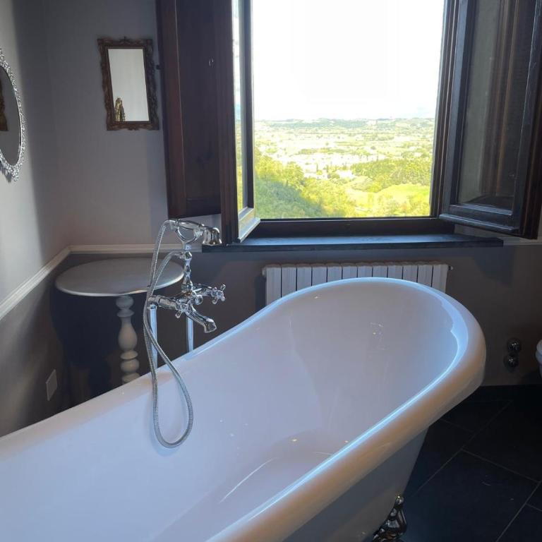 Dimora Sotto la Rocca - Camera Matrimoniale con Bagno in Comune - 7