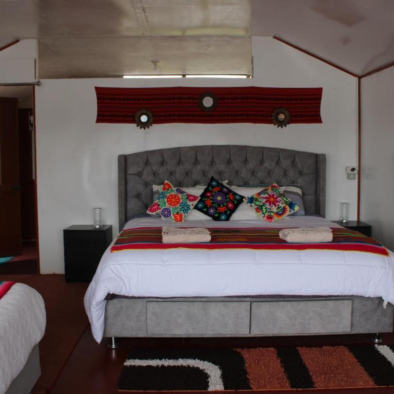 Uros Titicaca Star - Habitación con cama extragrande y vistas al lago - 11