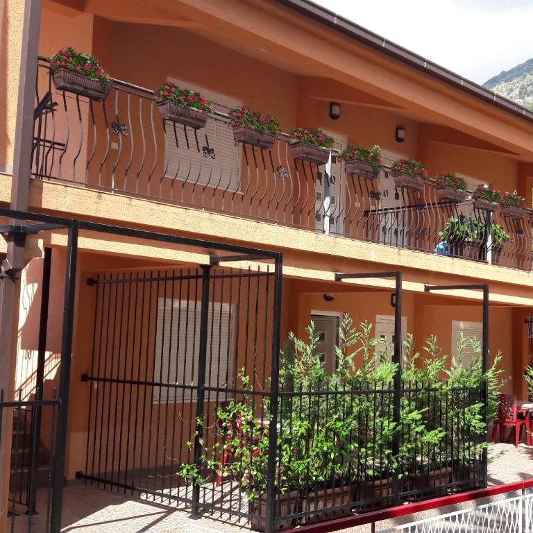 Apartments Sergej - Apartman s 1 Spavaćom Sobom i Popločanim Dvorištem - 1