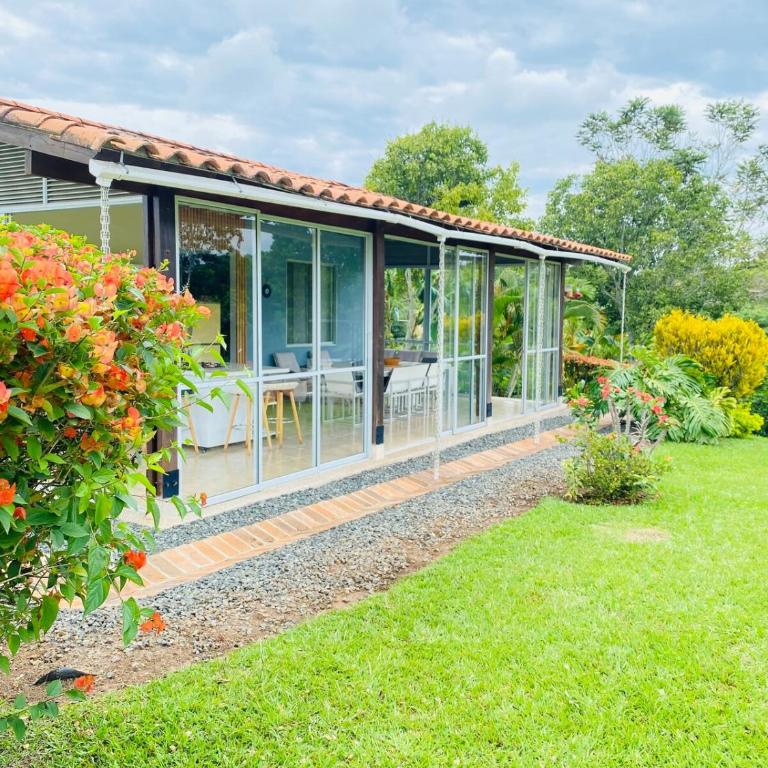 Refugio Botánico en Cerritos pereira Jacuzzi y naturaleza - Casa de 3 dormitorios - 43