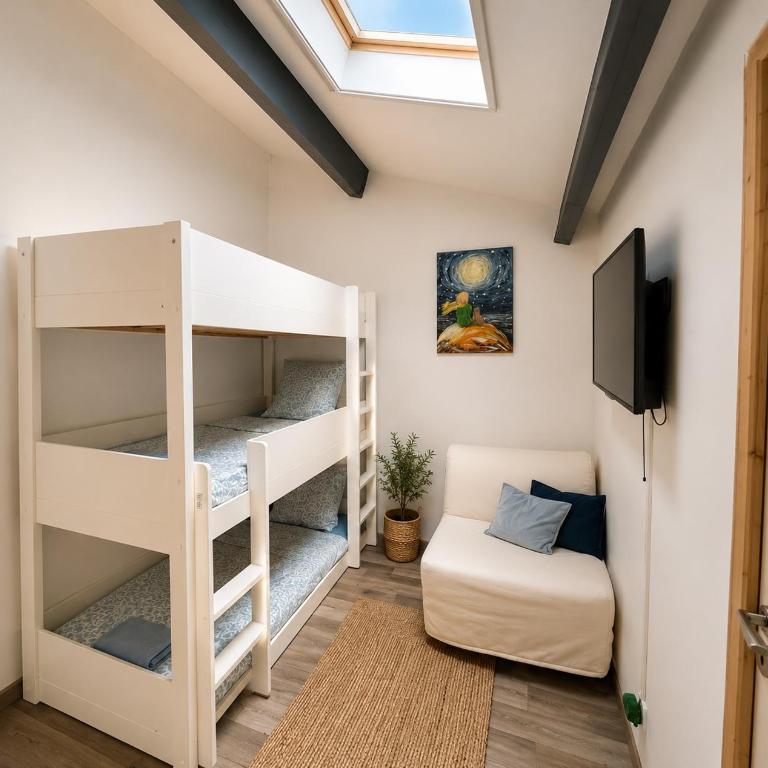 Maison familiale renovée proche des plages avec plusieurs piscines dont une couverte chauffée parking, wifi, plancha - Maison 3 Chambres - 6