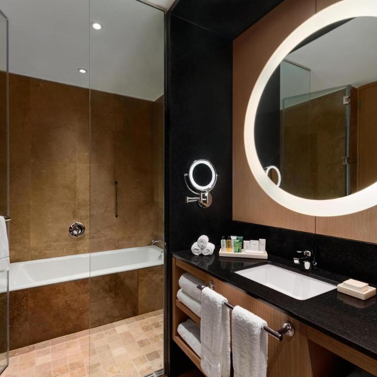 Hilton Lima Miraflores - Suite Junior con cama extragrande y zona de estar - 4