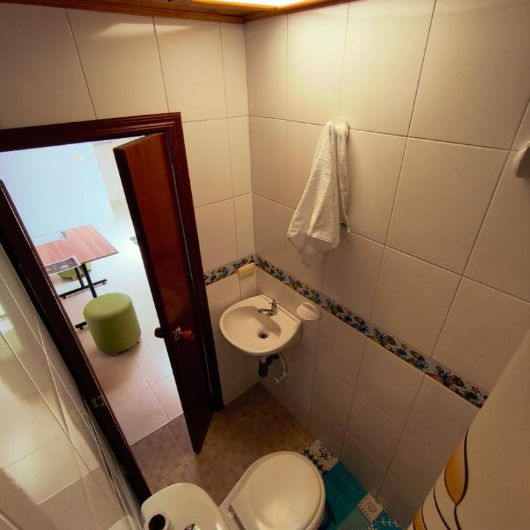 Luma Dorada - Habitación Individual con baño compartido - 17