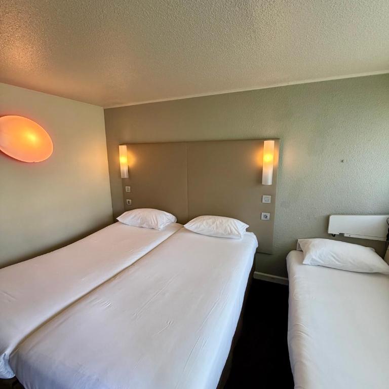 Campanile Chambéry - Standard Twin Room with One Single Bed - Up to Ten Years - 4
