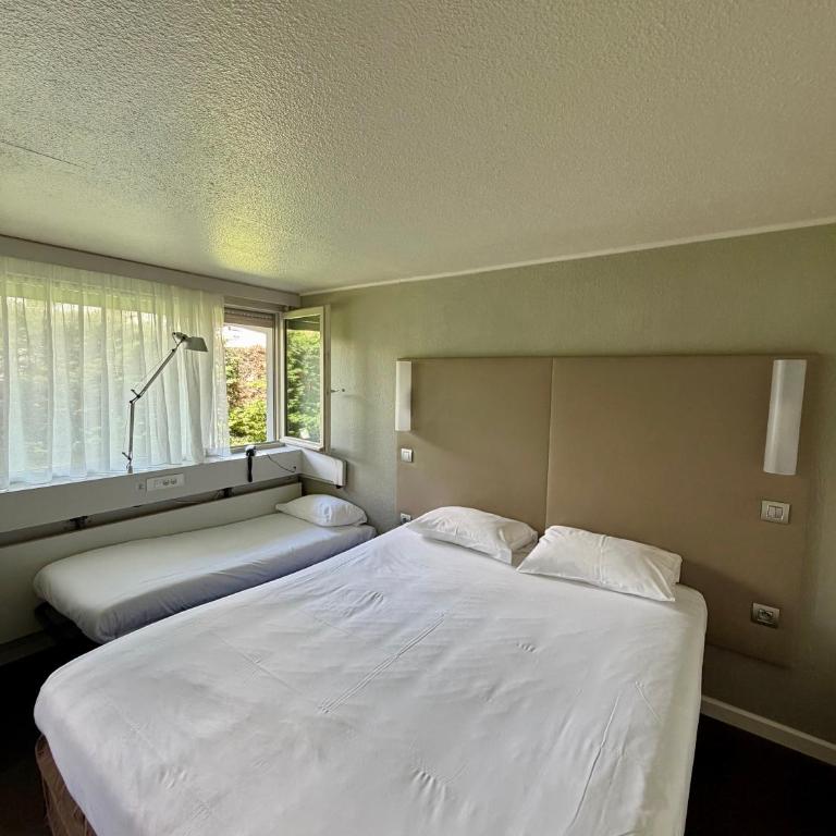 Campanile Chambéry - Standard Double Room with One Single Bed - Up to Ten Years - 1