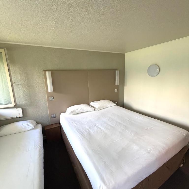 Campanile Chambéry - Standard Double Room with One Single Bed - Up to Ten Years - 4