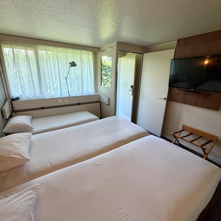 Campanile Chambéry - Standard Twin Room with One Single Bed - Up to Ten Years - 2