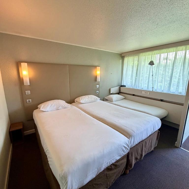 Campanile Chambéry - Standard Twin Room with One Single Bed - Up to Ten Years - 1