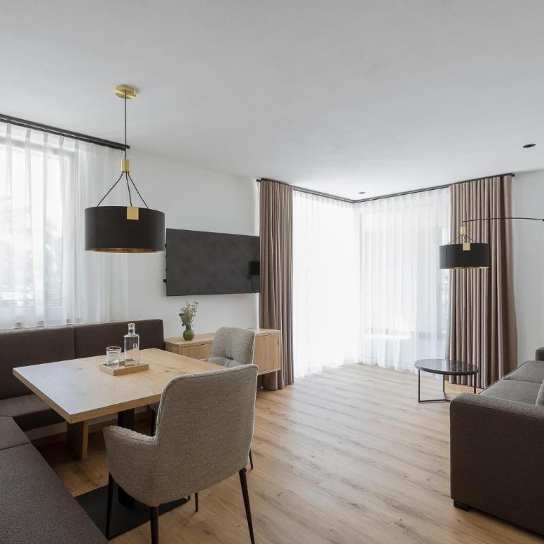 Ramilia Family Apartments Restaurant & Pizzeria - One-Bedroom Apartment with Balcony and Mountain View - 1