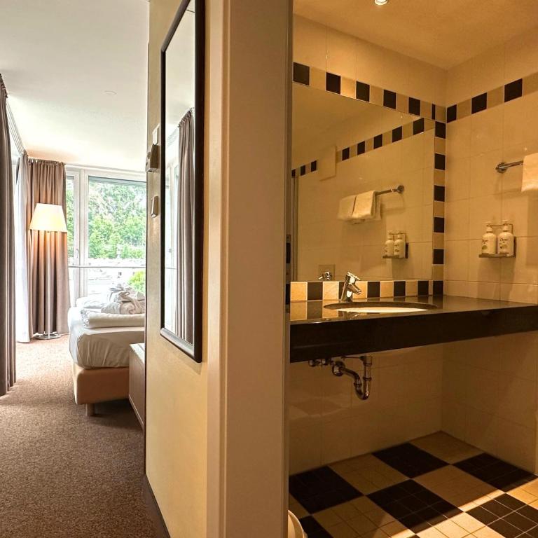 Holiday Inn - Salzburg City by IHG - Zimmer mit Kingsize-Bett und Bergblick - 1